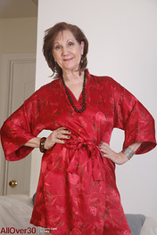 Lynn Mature Brunette Posing photo 01 All Over 30 gallery