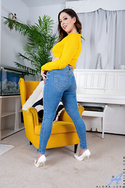 Alora Lux Mature Brunette Solo photo 01 Anilos gallery