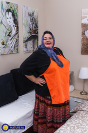 Edina & Olivia Zlota Mature Brunette Posing photo 07 Mature NL gallery