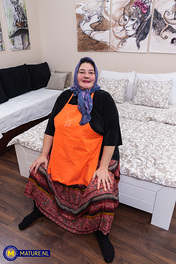 Edina & Olivia Zlota Mature Brunette Posing photo 08 Mature NL gallery