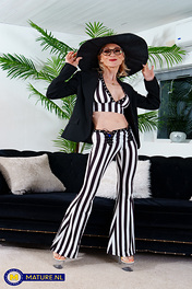 Dee Lite Mature Blonde Posing photo 03 Mature NL gallery