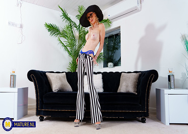 Dee Lite Mature Blonde Posing photo 09 Mature NL gallery