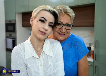 Babet & Rina Sun Mature Blonde Posing photo 13 Mature NL gallery
